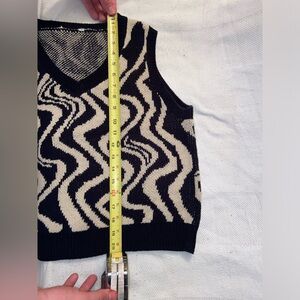 Wavy Design Sweater Vest